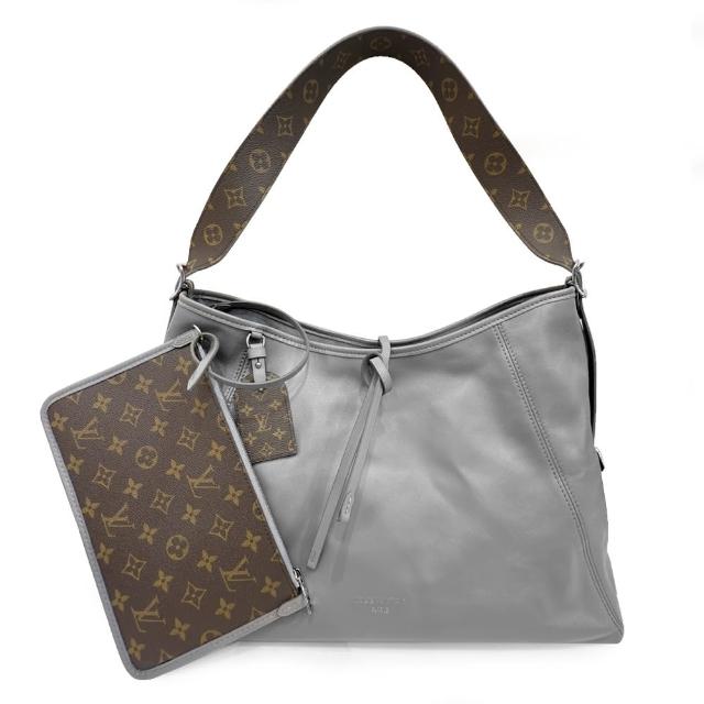 這款 LV CarryAll Vibe MM 托特包以柔軟滑面小羊皮製成，展現路易威登經典設計與高階工藝。適合日常出勤與休閒場合，兼具時尚感與實用性。精緻的金屬扣飾與品牌標誌，提升整體質感。可手提或肩背，輕便舒適，是時尚愛好者的必備配件。