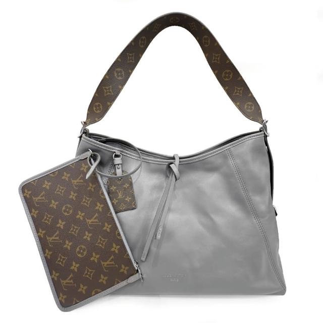 這款 LV CarryAll Vibe MM 托特包以柔軟滑面小羊皮製成，展現路易威登經典設計與高階工藝。適合日常出勤與休閒場合，兼具時尚感與實用性。精緻的金屬扣飾與品牌標誌，提升整體質感。可手提或肩背，輕便舒適，是時尚愛好者的必備配件。