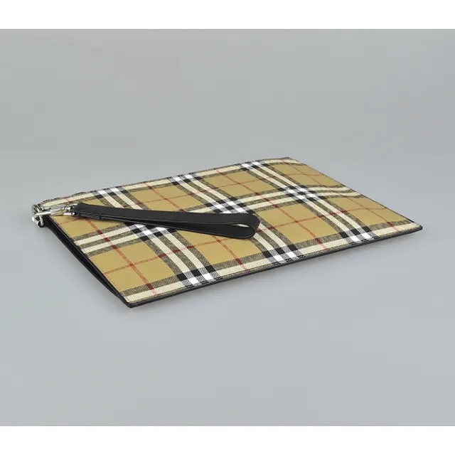 【BURBERRY 巴寶莉】BURBERRY EDIN格紋LOGO拉鍊PVC男士手拿包(典藏米)
