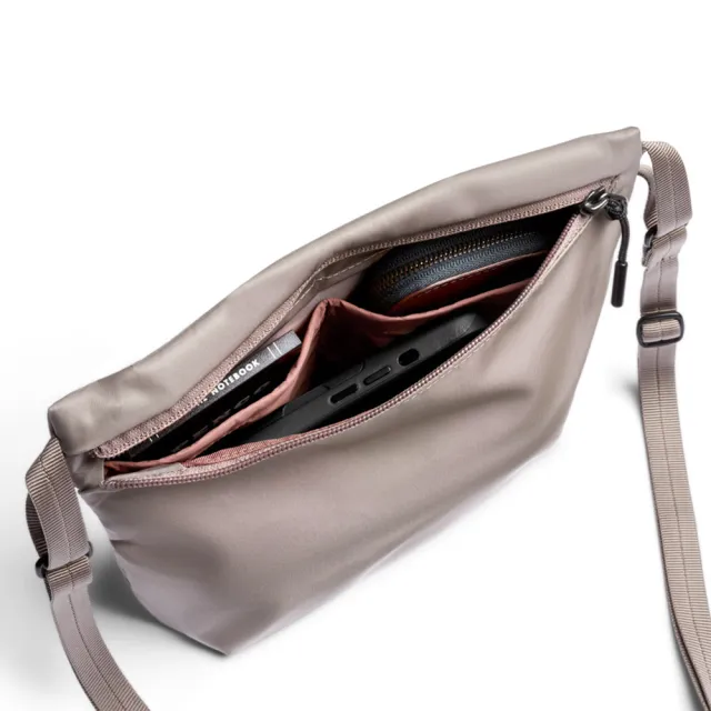 【Bellroy】官方直營 Laneway Sacoche 城市斜挎包 3.5L(深卡其/輕便包/斜背包)