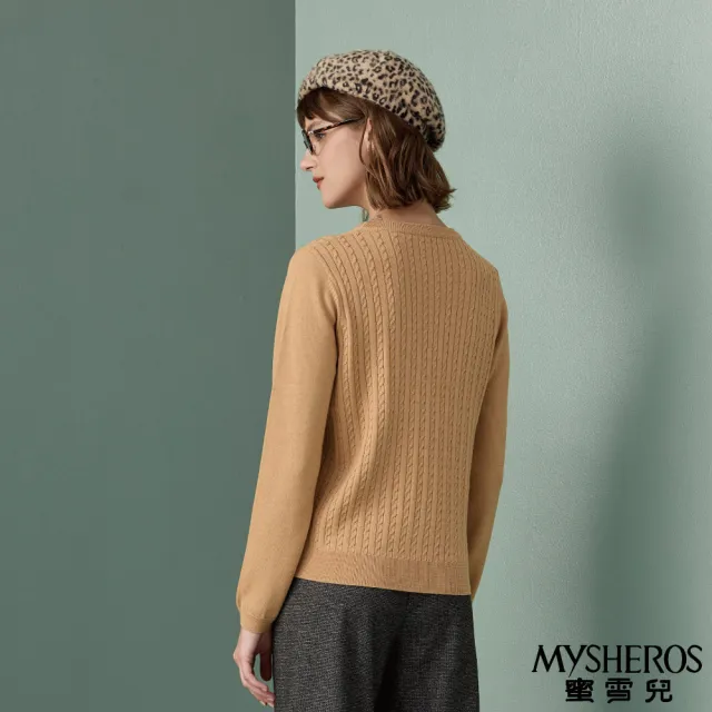 【MYSHEROS 蜜雪兒】造型針織上衣 櫻桃刺繡圓領 麻花造型拼接(駝)