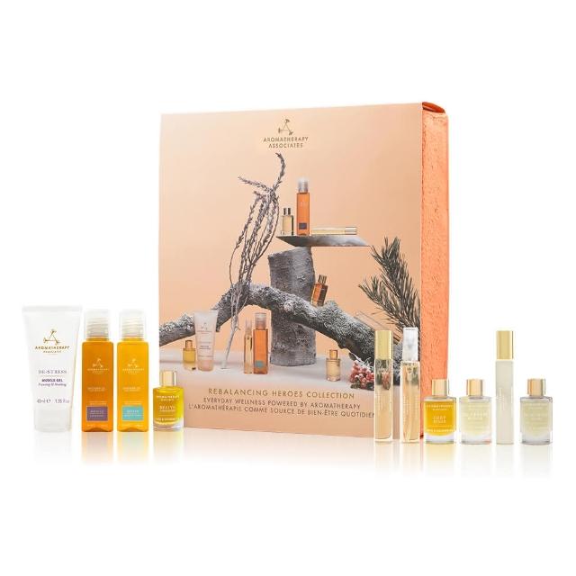 AA英國皇家芳療 身心靈協奏曲 AA英國皇家芳療身心靈協奏曲為一款東方調複方精油禮盒,內含沐浴油、噴霧、滾珠精油、沐浴露與舒緩凝膠,總容量包含9mLx4、10mLx3、50mLx2與40mL,適合日常使用與舒緩壓力,儲存期限為5年,請詳閱產品包裝標示。