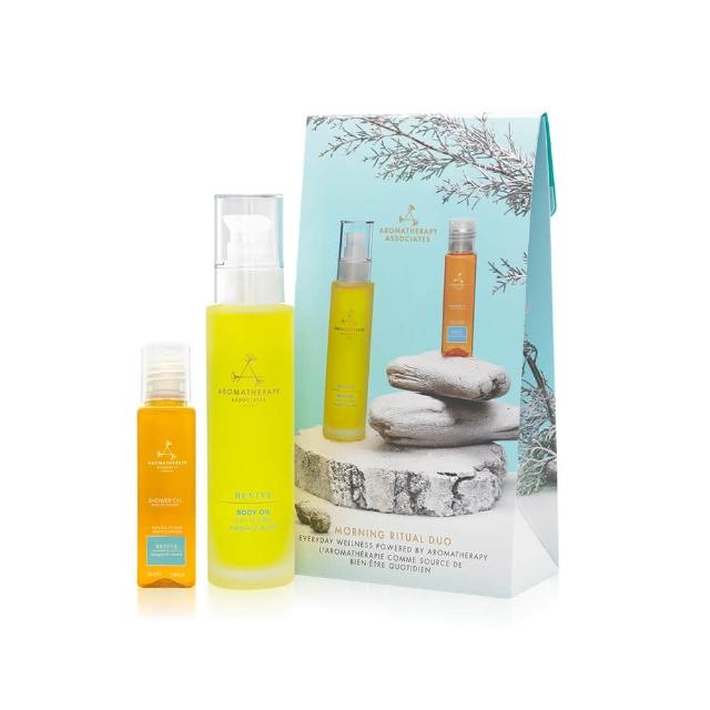 AA英國皇家芳療「晨曦煥新」為一款東方調複方精油，容量為50mL+100mL，採用精美禮盒包裝，適合日常使用與送禮。產品為公司貨，儲存期限為5年，製造日期或有效期限請詳見包裝標示。使用方法請參閱產品包裝說明。