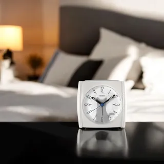 【SEIKO 精工】可愛小貓 數字刻度 滑動式秒針 貪睡鬧鈴 燈光夜光 靜音鬧鐘/SK048(白色/QHE209W)