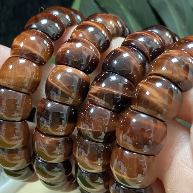 【Cozy 世界水晶原礦與茶】閃電紅虎眼弧形手排 70-4(代表熱情與勇敢)