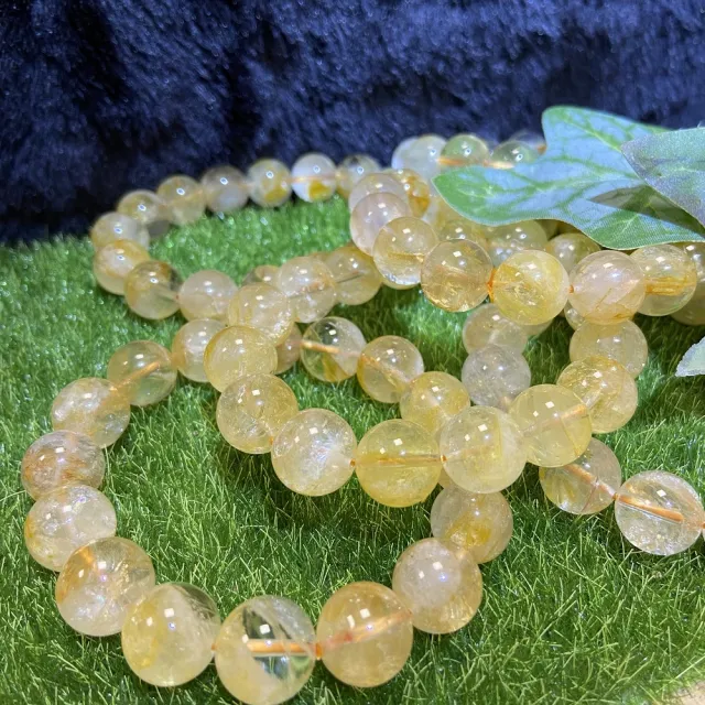 【Cozy 世界水晶原礦與茶】彩片黃膠花手珠 13mm+ 18-5(促進血液循環)