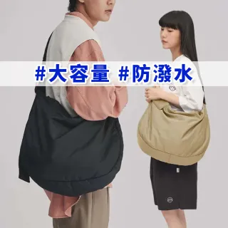 【plain-me】大容量防潑水寬帶鋪棉大型半月包 PLN3034-242(防水包 男女包包 側背包 斜背包)