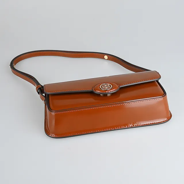 【TORY BURCH】TORY BURCH Robinson金色圓標標誌漆皮長方形肩背斜背包(褐)