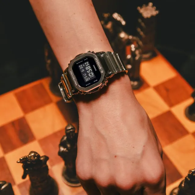 【CASIO 卡西歐】G-SHOCK 金屬光澤 金屬錶殼 經典方型 銀_GM-5600YM-8_43.2mm