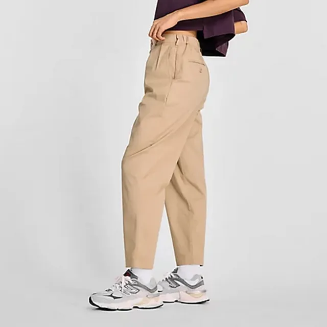 【NEW BALANCE】NB 錐形褲 長褲 休閒褲 運動褲 工裝褲 女款 卡其色(AWP43536SOT-F)