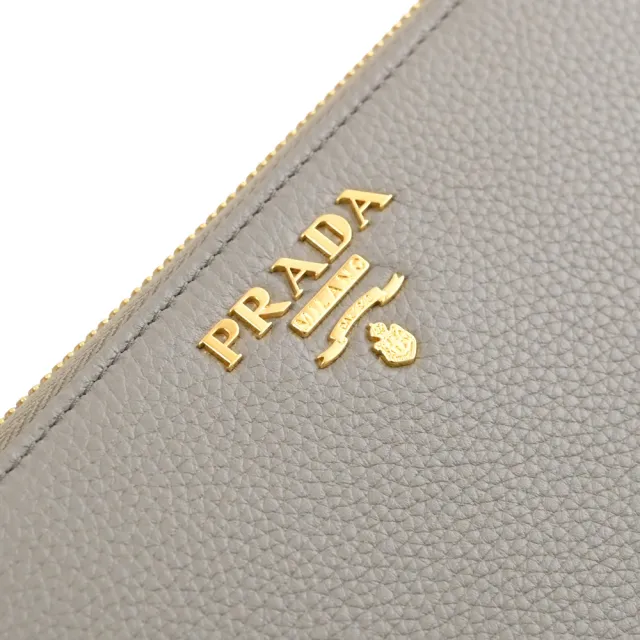 【PRADA 普拉達】經典浮雕LOGO荔枝牛皮拉鍊寬版手機零錢發財長夾(灰)