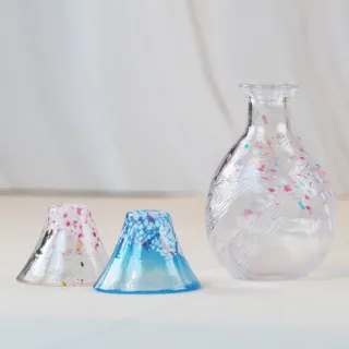 【YU Living 信歐傢居】日本進口 Lucky Cup櫻富士清酒套裝(二杯一壺/粉藍色.禮盒裝.酒器用具.清酒杯)