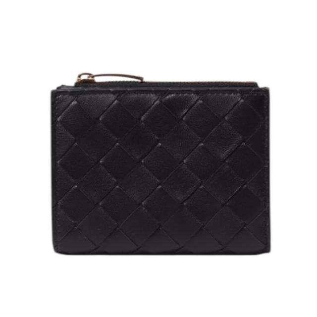 Bottega Veneta寶緹嘉 Small Bi-Fold 編織皮革 拉鍊 卡夾 皮夾 短夾 Bottega Veneta 寶緹嘉 Small Bi-Fold 編織皮革拉鍊卡夾,全新未使用,黑色系設計,採用高質羊皮與皮革製成,內附防塵袋與紙卡,尺寸為長9cm、寬1cm、高11.5cm,適合男女使用,為義大利原廠出品,歐洲來源,實用且時尚的隨身配件。