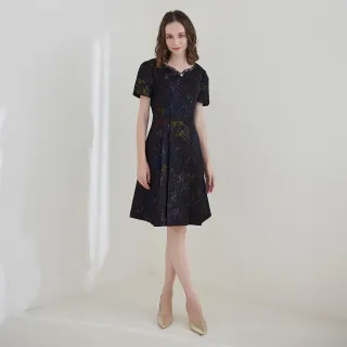 【ILEY 伊蕾】低調奢華多彩精緻緹花外層網紗洋裝(黑色；M-XL；1223017159)