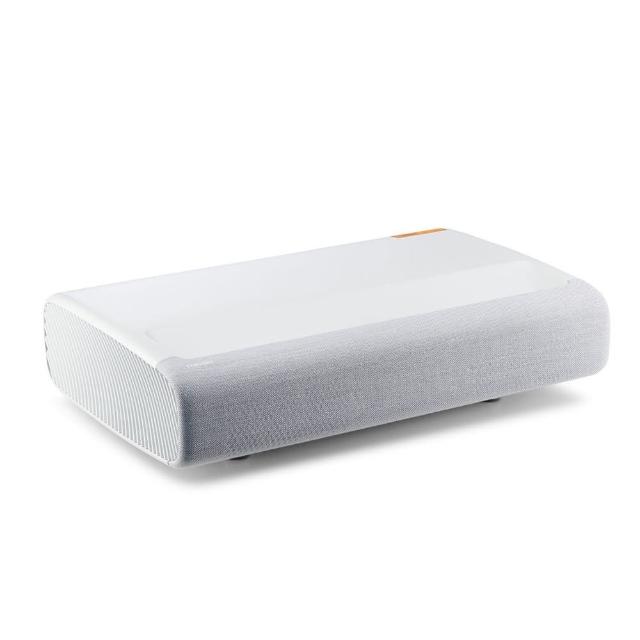 三星 SP-LSP9TWAXZW 短焦投影機，專為家用劇院設計，提供4K Ultra-HD (3820 x 2160) 高解析度畫質，2800流明亮度及1500:1原生對比，支援100-130吋大畫面。內建App、網路連線及iPhone投影功能，具16:9畫面比例、HDMI介面及內建喇叭，燈泡壽命長達20,000小時。尺寸55.0 x 14.1 x 36.7 cm，重量輕巧，臺灣生產，享兩年保固。