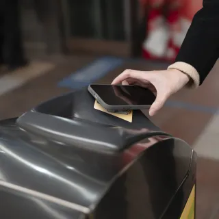 【ABSOLUTE】iPhone 16 6.1吋專用 悠遊卡官方認證晶片 暢行城市悠遊嗶嗶殼_Silicone矽膠款(多色可選)