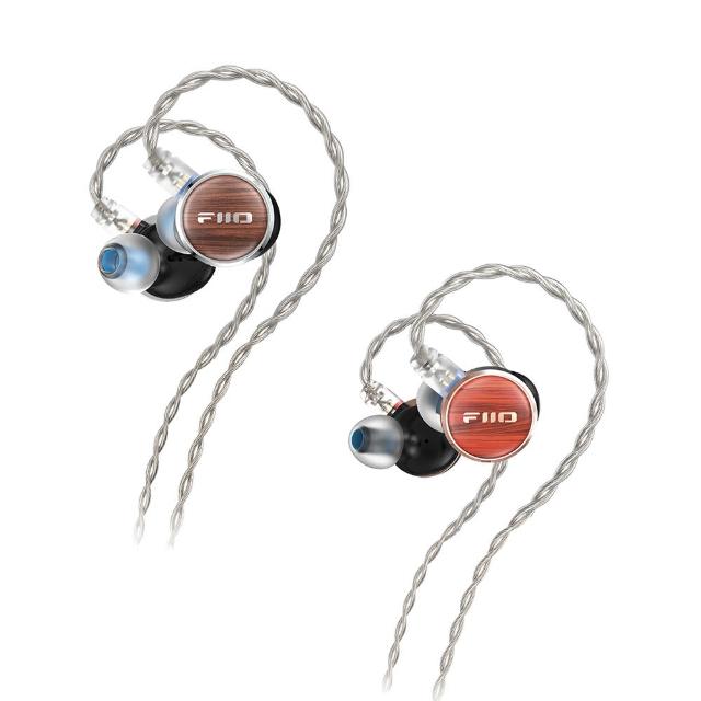 FiiO FP3 入耳式繞耳有線耳機,採用14.5mm平板振膜驅動單體,提供10Hz~40kHz寬廣頻響與32Ω低阻抗,靈敏度達105dB/mW@1kHz,適合追求高解析音質的發燒友。mini尺寸設計,輕量380g,配備4股392芯銅鍍銀線材與120cm線長,0.78 2pin可換線系統,支援3.5mm輸入。黑胡桃木或花梨木顏色選擇,中國製造,一年保固,通用作業系統相容。 FiiO FP3