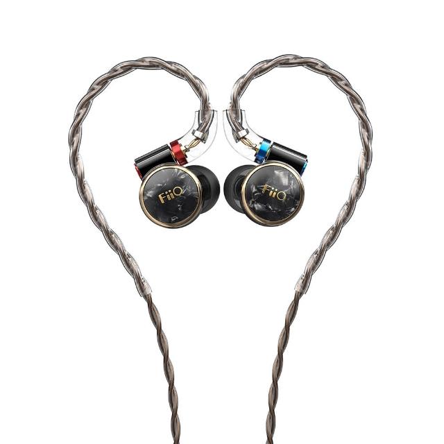 FiiO FD3 是一款高解析度有線入耳式耳機，採用12mm DLC類鑽石振膜動圈單元，提供10Hz-40kHz寬廣頻率響應、111dB/mW高靈敏度及32Ω低阻抗，適合追求極致音質的音樂愛好者。支援3.5mm可換插頭，半開放式設計帶來自然聲場。配件豐富，包括多種S/M/L尺寸均衡、低頻、人聲耳塞套各3對、記憶泡綿2對、收納盒、清潔刷及MMCX拆卸輔助器。重量僅7g，輕盈舒適，產地中國，一年保固（限新品瑕疵）。 