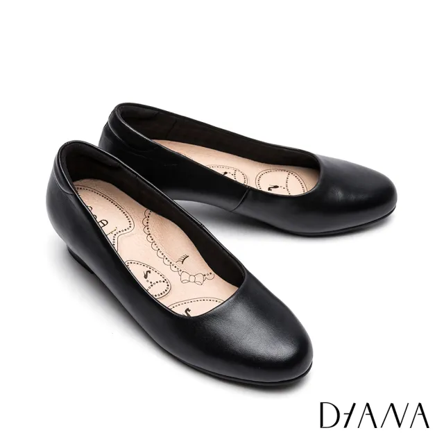 【DIANA】輕彈舒適OL真皮低跟制鞋-漫步雲端布朗尼美人款(黑色)