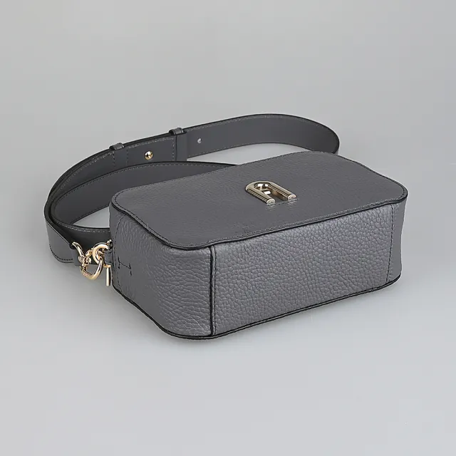 【FURLA 芙拉】FURLA Primula LOGO拉鍊荔枝小牛皮斜背方包(迷你/土壤灰)
