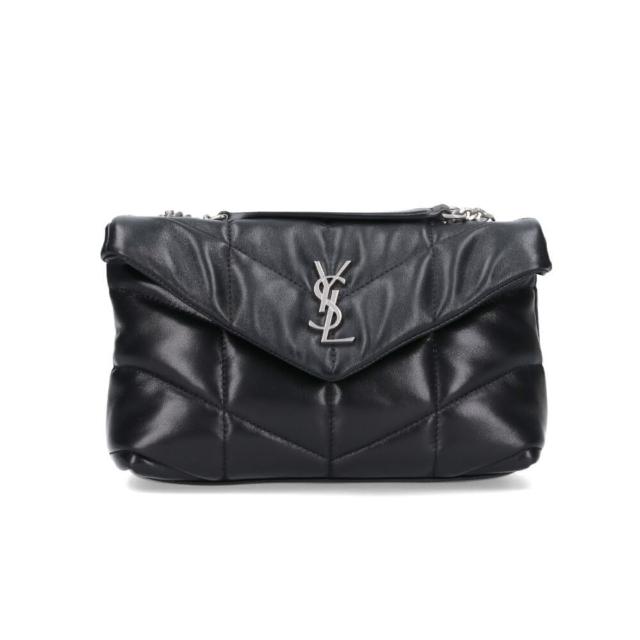 YSL Saint Laurent聖羅蘭 PUFFER 系列縫線小羊皮金色金屬 LOGO 金鍊斜背包 全新YSL Saint Laurent聖羅蘭PUFFER系列縫線小羊皮斜揹包,黑色系設計,搭配金色金屬LOGO與金鍊裝飾,優雅時尚。外層為高質感小羊皮,內層為皮革,內設2個夾層,適合日常使用,背帶長度可調29-55公分,來自義大利製造,歐洲來源,專為女性設計,掀開式開口,輕便實用。
