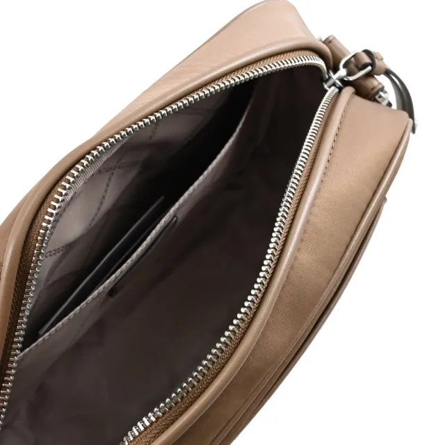 【Michael Kors】JET SET 金屬LOGO尼龍拼接寬背帶方包斜背包(棕色)