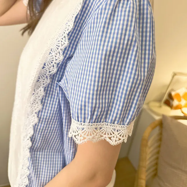 【Hana Mokuba】花木馬日系女裝圓領鏤空蕾絲花邊拼接格紋上衣(蕾絲格紋上衣)