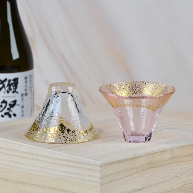 【YU Living 信歐傢居】日本進口 東洋佐佐木手工玻璃富士山招福冷酒杯組 65ml(透明金.粉紅金色/酒器酒具)