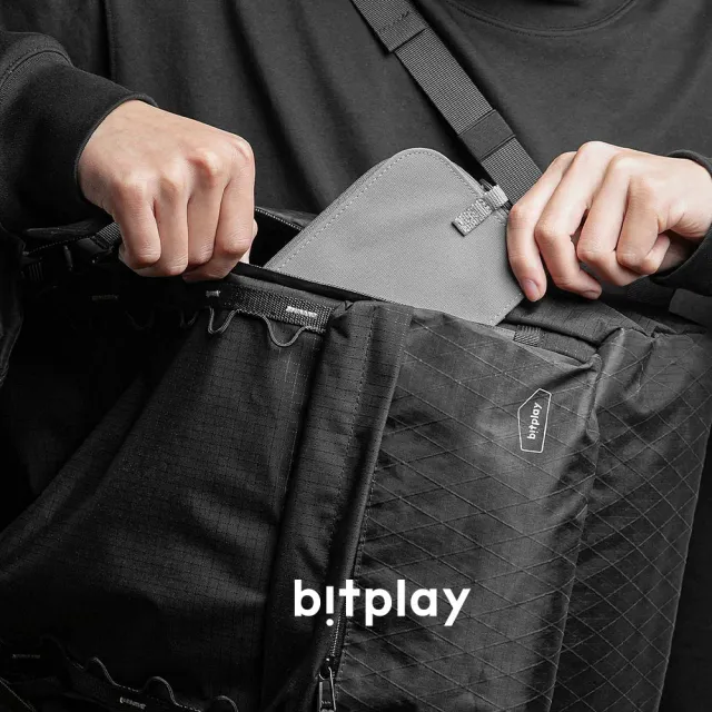 【bitplay】雙11 28L 跨境旅行後背包-黑色(隨身/出國/逛街/護照/手機/水壺/好拿取/自由行/日常包)