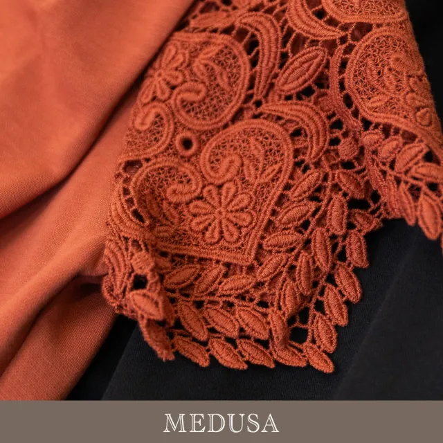 【MEDUSA 曼度莎】現貨-優雅蕾絲拼接開領上衣 - 2色（M-XL）｜女短袖上衣 上班穿搭(601-5140A)