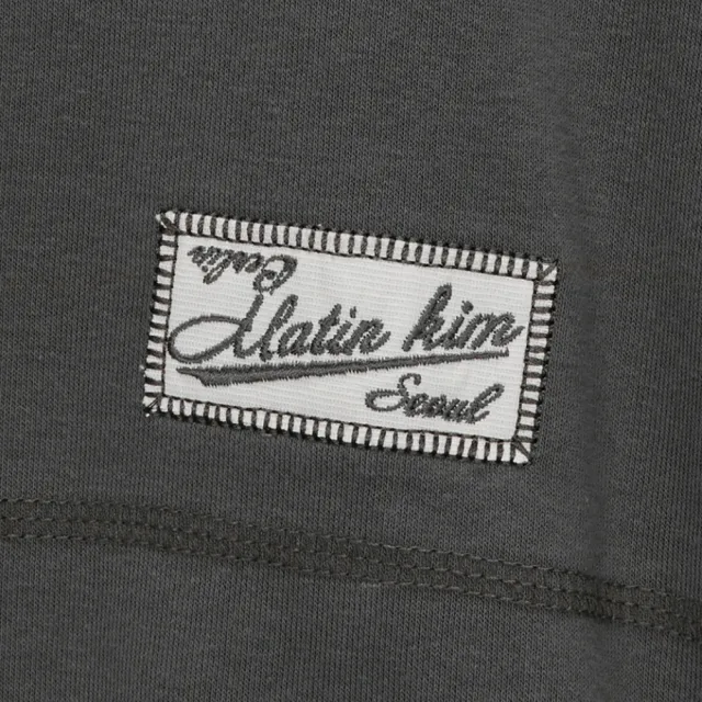 【MATIN KIM】官方旗艦 刺繡布標大學T(炭灰)