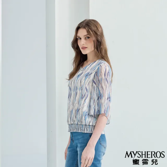 【MYSHEROS 蜜雪兒】造型雪紡上衣 珍珠飾V領 法式抽象線條印花(藍)