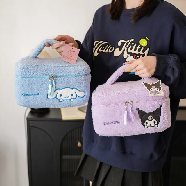【SANRIO 三麗鷗】雙11 三麗鷗毛絨刺繡大容量手提化妝包盥洗包(酷洛米/美樂蒂/大耳狗/凱蒂貓)