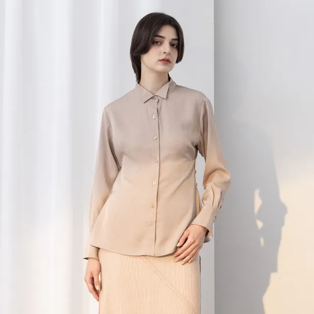 【MASTINA】英式小立領襯腰抓褶襯衫長袖上衣(杏 灰)