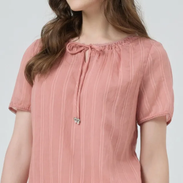 【ILEY 伊蕾】綁帶蕾絲直條紋短袖上衣(粉；M-XL；1252241004)