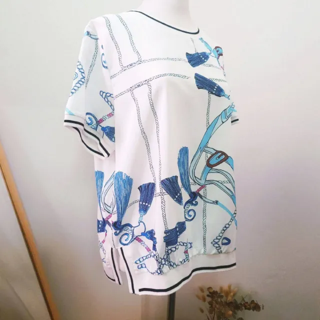 【YUTZUYA 優姿雅】明晰清藍皮鍊印花寬版上衣(圓領/寬版/上衣/印花/柔軟面料＿)