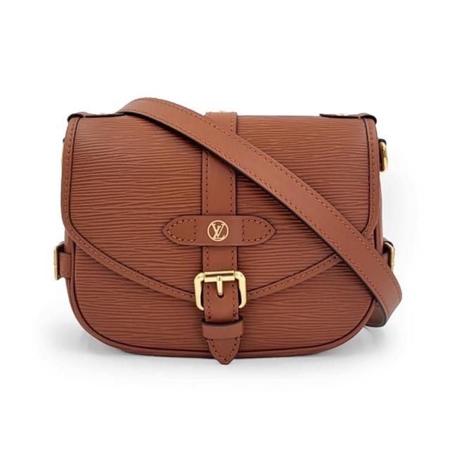 LV LOUIS VUITTON路易威登 M23470 經典 Epi 水波紋 Saumur BB 雙子星手提斜背兩用馬鞍包 高階皮革製成的 LV M23470 馬鞍包,採用經典 Epi 水波紋設計,搭配 Saumur BB 雙子星圖案,適合日常與正式場合使用,兼具時尚與實用性。