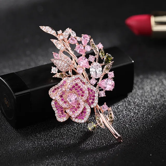 【VERDNIA】復古粉紅鋯石玫瑰花束胸針 華麗閃耀別針 4.0 x 7.2 cm(玫瑰金色大衣披肩胸花/圍巾西裝外套徽章)
