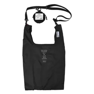 【KIU】交換禮物 日本 可斜背防水包 購物袋 可收納 包包吊飾可掛 附菊繩(449-900 黑色)