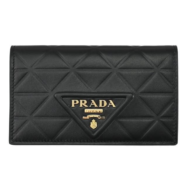 PRADA普拉達 浮雕LOGO三角壓紋對開多卡中夾 PRADA普拉達浮雕LOGO三角壓紋對開多卡中夾,全新未使用,黑色系設計,外層為合成皮材質,內層為皮革,內附1個內袋與1個鈔票夾層,適合存放多張信用卡與紙幣,配有原廠紙盒、品控卡與購證影印本,為歐洲專櫃商品,男女皆可使用,釦式開口設計,尺寸為長9.5cm、寬4cm、高7cm。