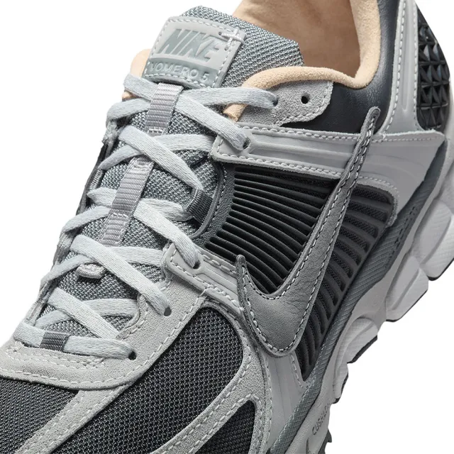 【NIKE 耐吉】NIKE ZOOM VOMERO 5 深灰 黑 回彈 運動鞋 慢跑鞋 休閒鞋 男鞋 女鞋(HV5982-001)