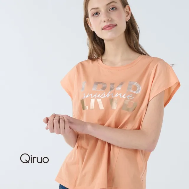 【Qiruo 奇若名品】光滑棉質 胸前亮粉英文小包袖粉橘色上衣7015A