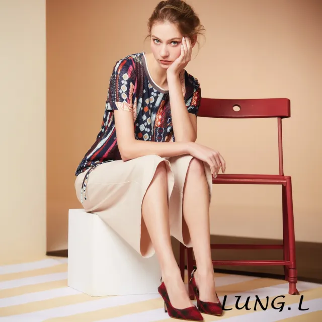 【LUNG.L 林佳樺】LR58A 藍色圖騰印花下擺綁結短袖上衣(春夏新品)