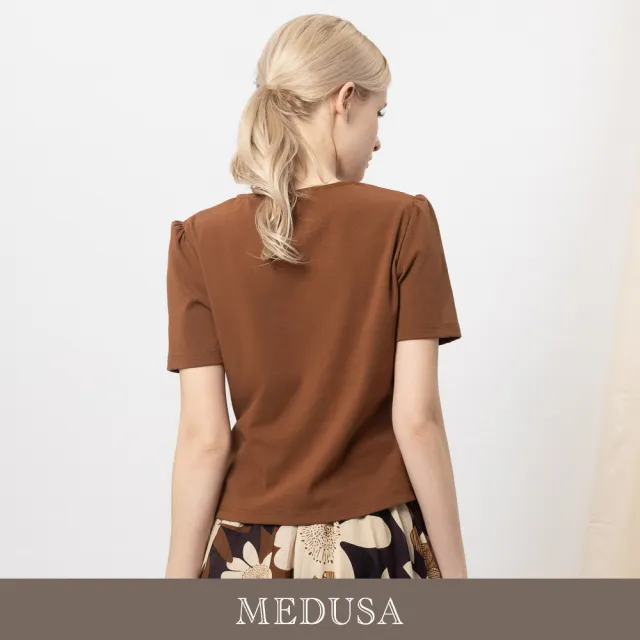 【MEDUSA 曼度莎】現貨-棕色斜口壓褶珠飾短袖上衣（M-XL）｜女短袖上衣 珠飾上衣(601-5160A)