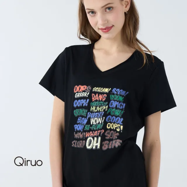【Qiruo 奇若名品】輕棉質V領T胸前彩色英文短袖黑色上衣7011A