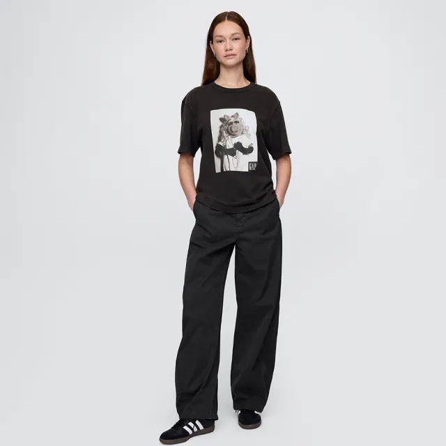 【GAP】男女同款 Gap x The Muppets聯名 Logo純棉印花圓領短袖T恤-灰黑色(750248)