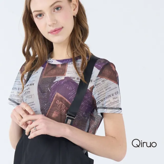 【Qiruo 奇若名品】裸紗質 英文報紙圖文造型短袖紫色上衣7071A