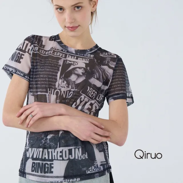 【Qiruo 奇若名品】裸紗質 英文報紙圖文造型  黑灰色短袖上衣7070A