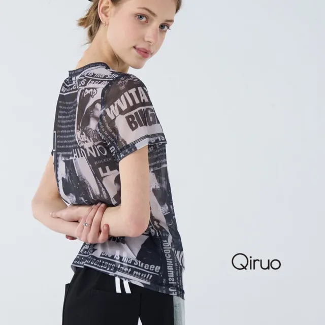 【Qiruo 奇若名品】裸紗質 英文報紙圖文造型  黑灰色短袖上衣7070A
