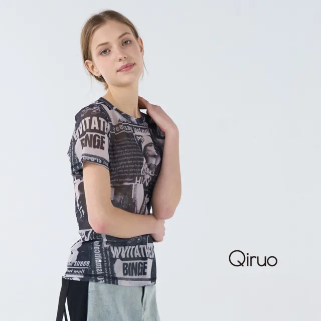 【Qiruo 奇若名品】裸紗質 英文報紙圖文造型  黑灰色短袖上衣7070A